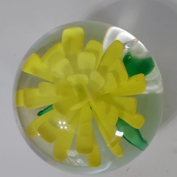 Yellow Flower Paperweight,OS,GUC - Picture 5 of 9